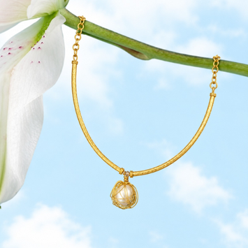 Pearl Hasli Necklace with Handcrafted Mesh Pendant