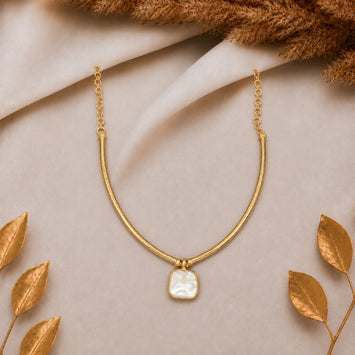 Mother Of Pearl Necklace In Delicate Gold Hasli